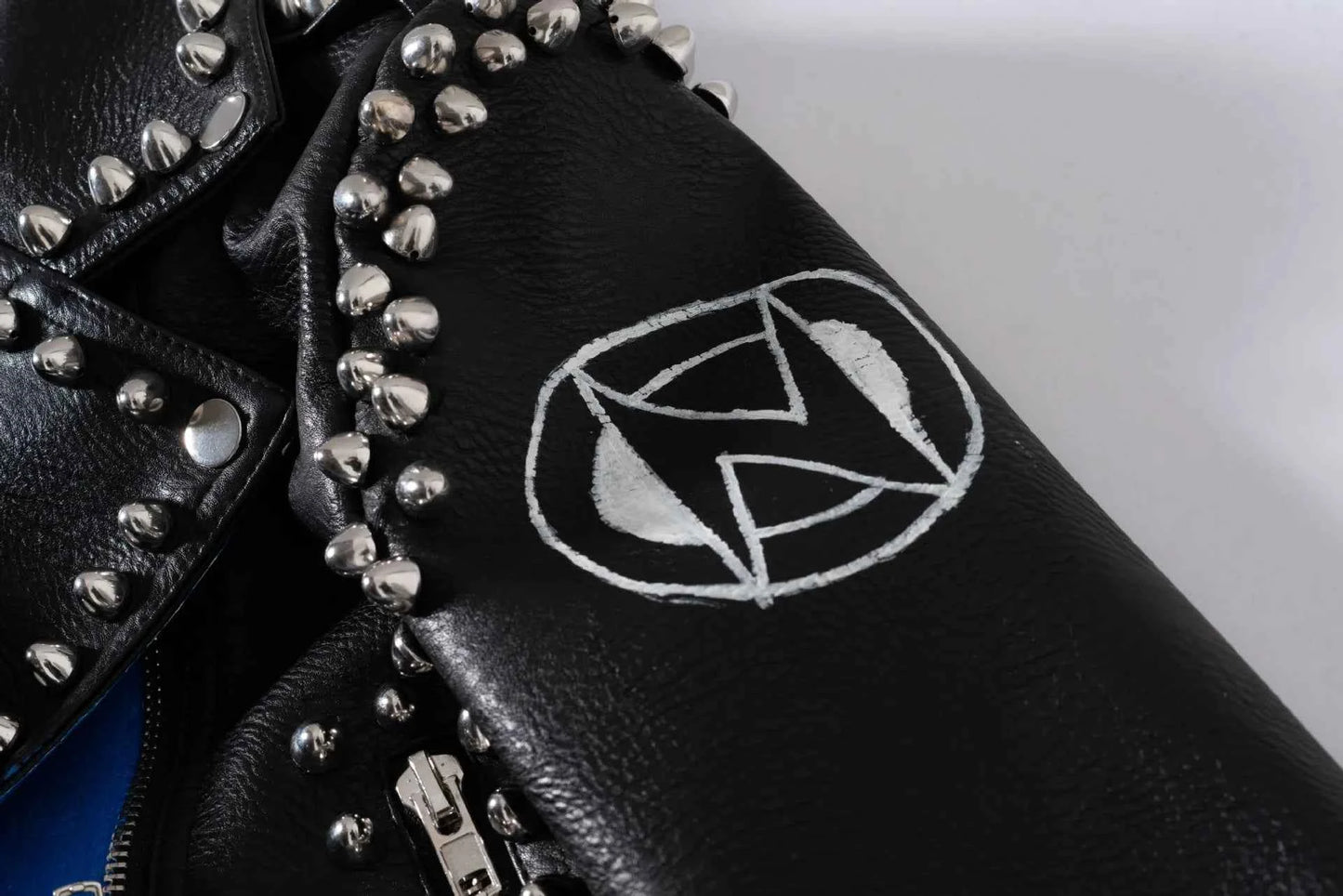 Streetwear Contrast Spliced Faux Leather Jacket for Women 2026 New Graffiti Print Punk Studded Slim Cropped Motorcycle Jackets